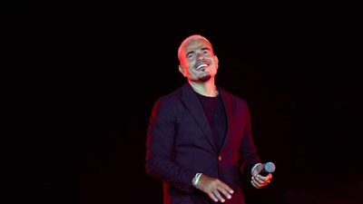 عمرو دياب يتألق في حفل أسطوري أمام الأهرامات والجمهور يحتفي به (صور)