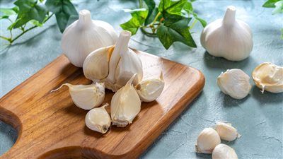 تفسير ابن سيرين لرؤية الثوم في المنام وعلاقته بالأزمات والخسائر