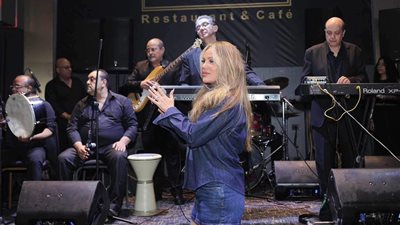 بالجينز وإطلالة ساحرة.. نيكول سابا تتألق تشعل ختام صيف 2024 بـ 