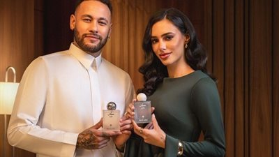 بمناسبة اليوم الوطني السعودي.. نيمار وخطيبته يتألقان بالعباءات السعودية 