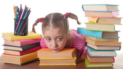 الواجب المنزلي الموحد يشعل منصات التواصل الاجتماعي.. ونشطاء يطلبون تدخل التعليم 