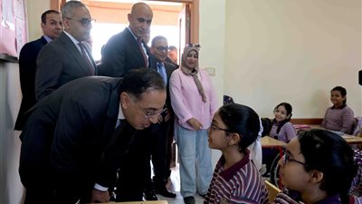 بالصور.. رئيس الوزراء يزور مدرسة السلام الرسمية المتميزة للغات