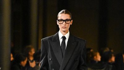 بيلا حديد تثير الجدل بإطلالة رجالية في أسبوع الموضة بباريس (صور) 