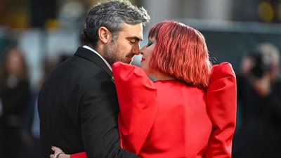 ليدي جاجا تشعل أجواء عرض Joker بقبلات رومانسية مع خطيبها 