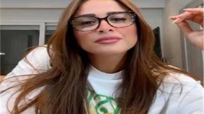 ياسمين عبدالعزيز تُبدع في تقليد فيفي عبده (فيديو)