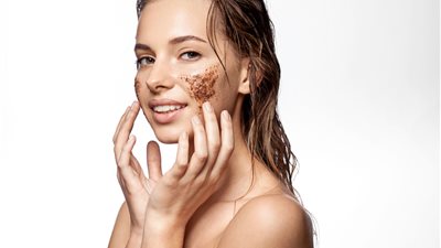 3 ماسكات طبيعية من القهوة لنضارة وترطيب البشرة 