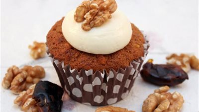 صحي ولذيذ.. طريقة عمل كب كيك البلح 