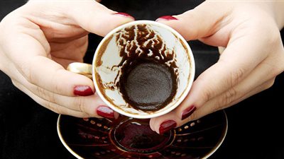 ما حكم قراءة الفنجان والتنجيم والأبراج؟.. أمين الفتوى يحسم الجدل