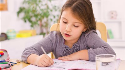 لو بتعاني مع طفلك.. 5 نصائح لزيادة التركيز أثناء المذاكرة
