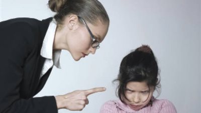 «رفضت ذهابها لدورة المياه فتبولت على نفسها» قصة معلمة وإحالتها للمحاكمة بعد عقابها لتلميذتها 