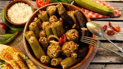 تفسير حلم أكل المحشي في المنام وإرتباطه بتحقيق الأمنيات