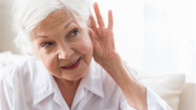 اليوم العالمي للمسنين.. لماذا يعاني كبار السن من ضعف السمع؟