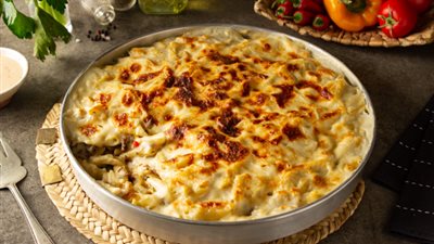 طريقة عمل صينية مكرونة بالدجاج في مطبخك