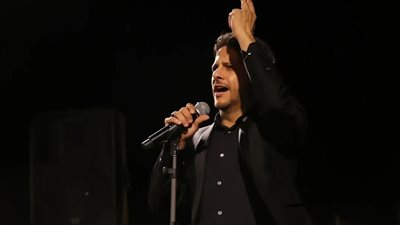 معين شريف يثير الجدل بظهوره بجوار أنقاض بيته المدمر.. والجمهور في حالة تعاطف (صور)