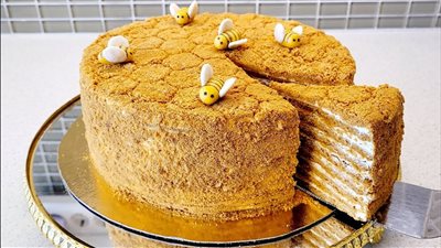 حضريها لأطفالك.. طريقة عمل كيكة العسل بمكونات بسيطة