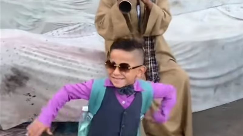 طفل يرقص على المزمار