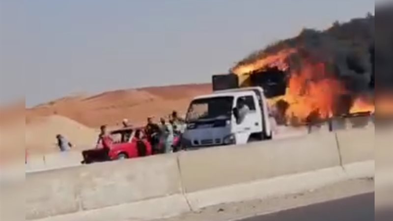 سيارة مشتعلة على