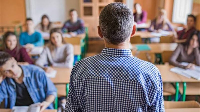أستاذ جامعي في كلية