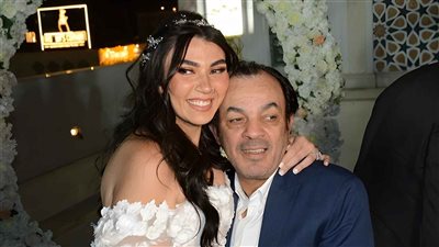 علاء مرسي يستقبل ابنته بفستان زفافها بالدموع (صور) 
