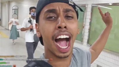 يوتيوبر إثيوبي يثير الجدل في كوريا واليابان.. والسوشيال ميديا تهاجمه 