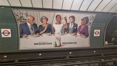 شركة عالمية تعتذر بعد إعلان جديد عن عائلة سمراء أثار غضب النشطاء 