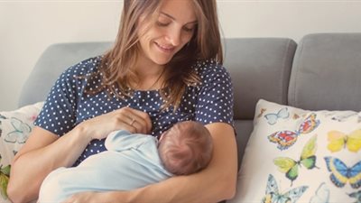 تفسير حلم الرضاعة في المنام للعزباء والمتزوجة والحامل