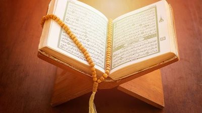 هل وضع المصحف الشريف في السيارة يحفظها من الحوادث؟.. «الإفتاء تُجيب»