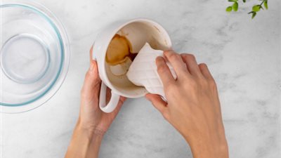 حيل بسيطة لإزالة بقع القهوة والشاي من الأكواب