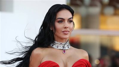 جورجينا رودريجيز تمثل لأول مرة ماركة أحذية بالشرق الأوسط (صور) 