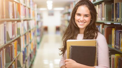 لو انتي طالبة جامعية.. 4 قطع ملابس تجنبيها فى إطلالتك 