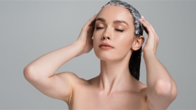 للحصول على شعر الملكات.. 5 ماسكات منزلية للتخلص من قشرة فروة الرأس 