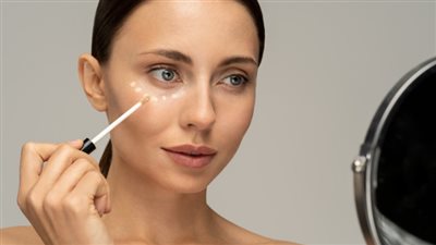 تمنحك مكياجًا مثاليًا.. 5 طرق مختلفة لاستخدام الكونسيلر 