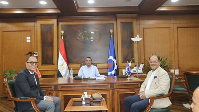 محافظ السويس يجتمع مع إدارة VS-FILM للأفلام القصيرة جدا