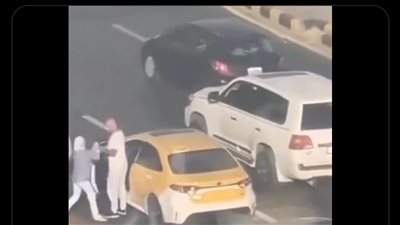 واقعة فتاة تضرب سائق تاكسي تشعل السوشيال ميديا بالأردن (فيديو) 