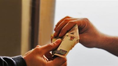 هل يجوز دفع الرشوة لقضاء المصالح؟.. «الإفتاء تُجيب»