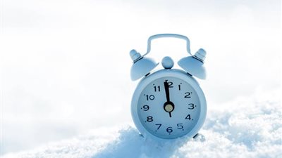 «الساعة هتتقدم واللى تتأخر».. موعد العمل بالتوقيت الشتوي 2024 