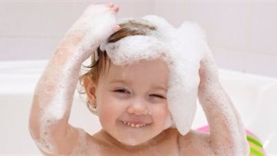 كيف أغسل شعر طفلي بطريقة صحيحة؟ 