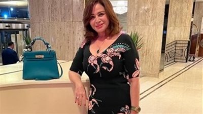 بفستان أسود ورشاقة ملحوظة.. إلهام شاهين تبهر الجمهور بإطلالة جديدة