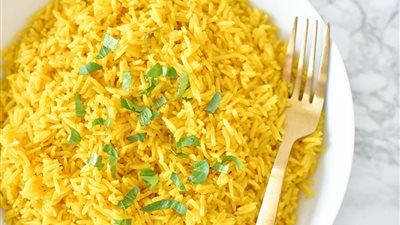 طريقة عمل الأرز بالكركم وجوز الهند 