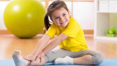 4 تمارين رياضية يمكن أن يمارسها طفلك في المنزل 