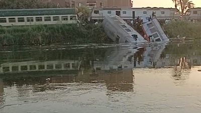 السكة الحديد تدفع بمعدات وأوناش لرفع عربتي قطار النوم بعد سقوطهما فى ترعة الإبراهيمية بالمنيا