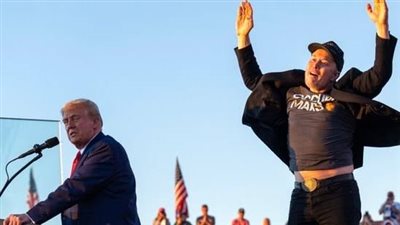 إيلون ماسك يثير الجدل بحركة مفاجئة في مؤتمر دونالد ترامب الأخير (صور)