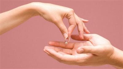 زوجة رجل أعمال في دعوى نفقة: طلقني غيابيًا من أجل كندية وأريد 500 ألف جنيه