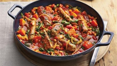 طريقة عمل السجق بالبصل والطماطم