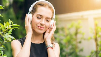 لو بتسمعي مزيكا.. احذري أضرار سماعات الرأس على الأذن