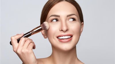 كيف أستخدم الهايلايتر على طريقة المشاهير؟ 