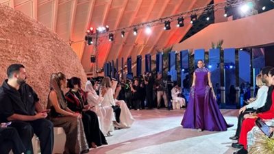 نيلي كريم تتألق بإطلالة مبهرة في أسبوع الأزياء بالرياض