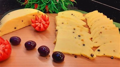 لسندوتشات المدرسة.. طريقة عمل الجبنة الرومى بخطوات سهلة