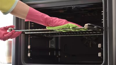 بمكون واحد.. طريقة سهلة تخلصك من شوائب أرفف الفرن 