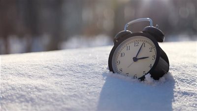 هل يؤثر التوقيت الشتوي على صحة مواعيد الصلاة؟.. «الإفتاء تُجيب»